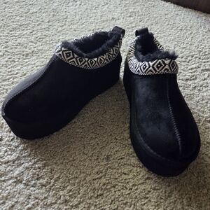 Rock & Candy Black Slippers with Geometric Trim